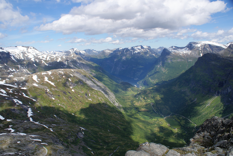 Blick vom Berg Dalsnibba ins Geirangertal